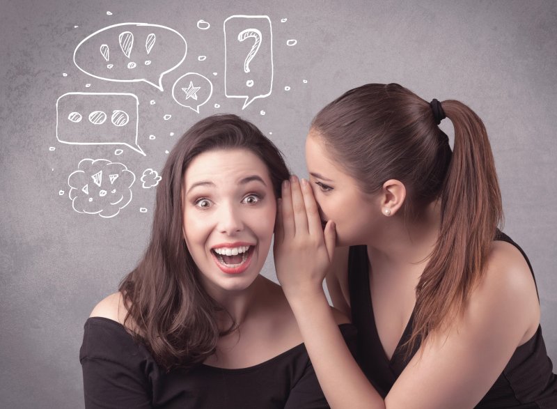 Мем девушка шепчет другой