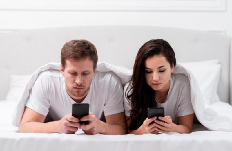 Парень и девушка с телефоном