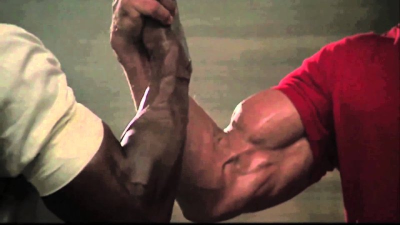 Карл Уэзерс и Арнольд Шварценеггер рукопожатие