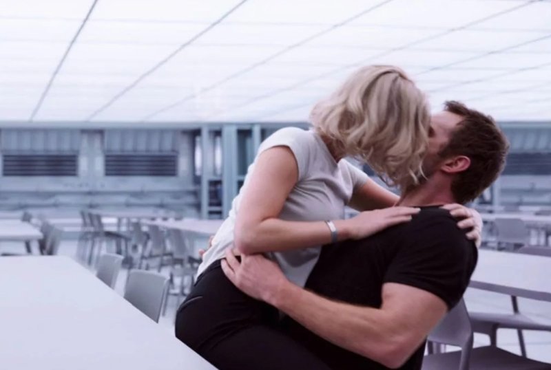 Целоваться через стол