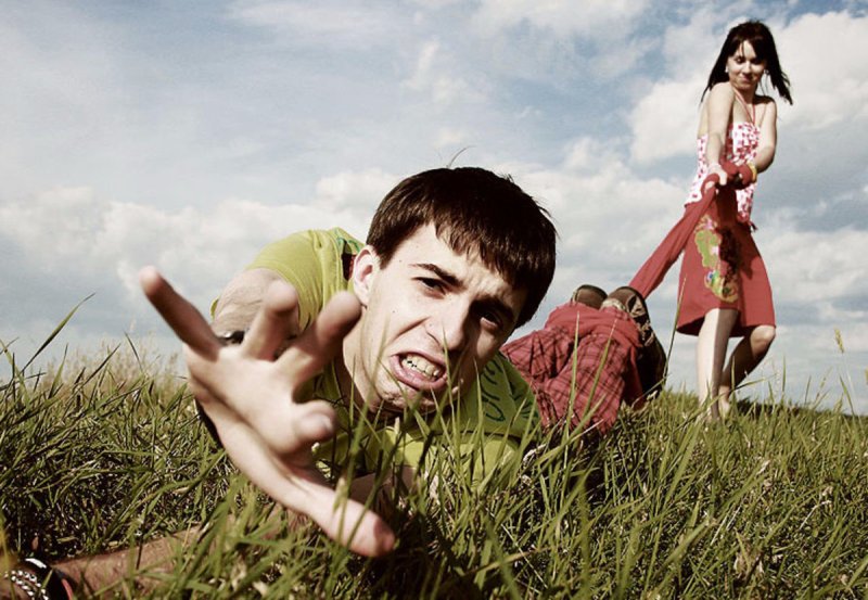 Мужчина бежит за женщиной