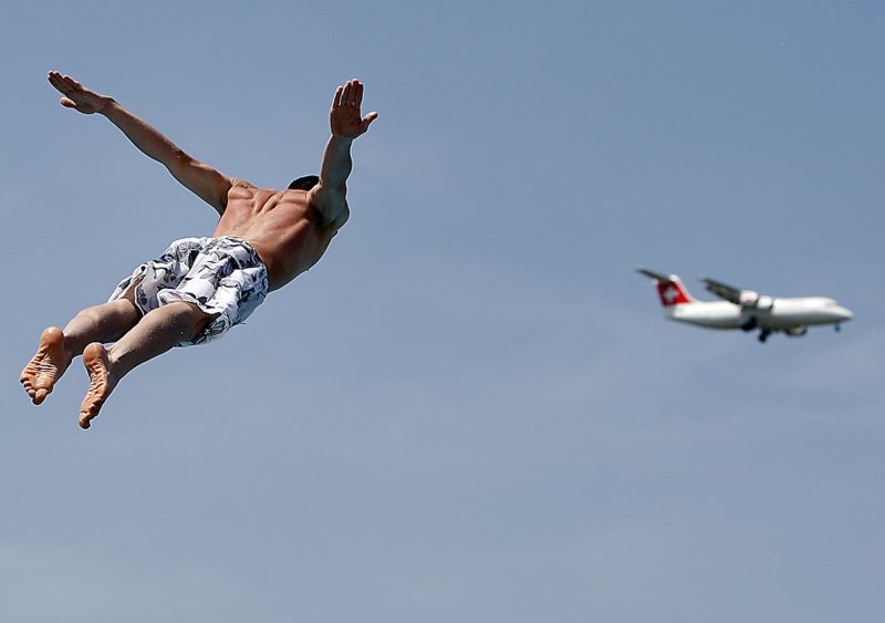 Человек с крыльями взлетает