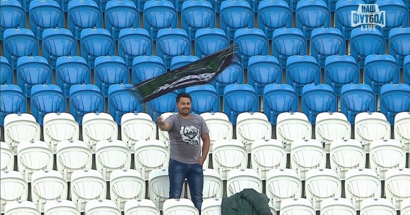 Одинокий фанат на трибуне