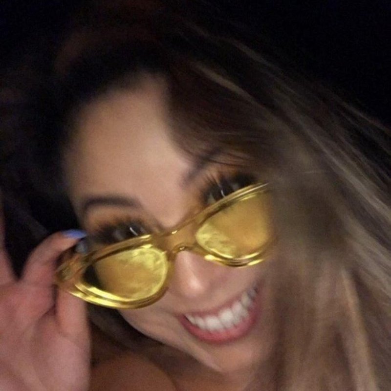 Желтые очки на девушке