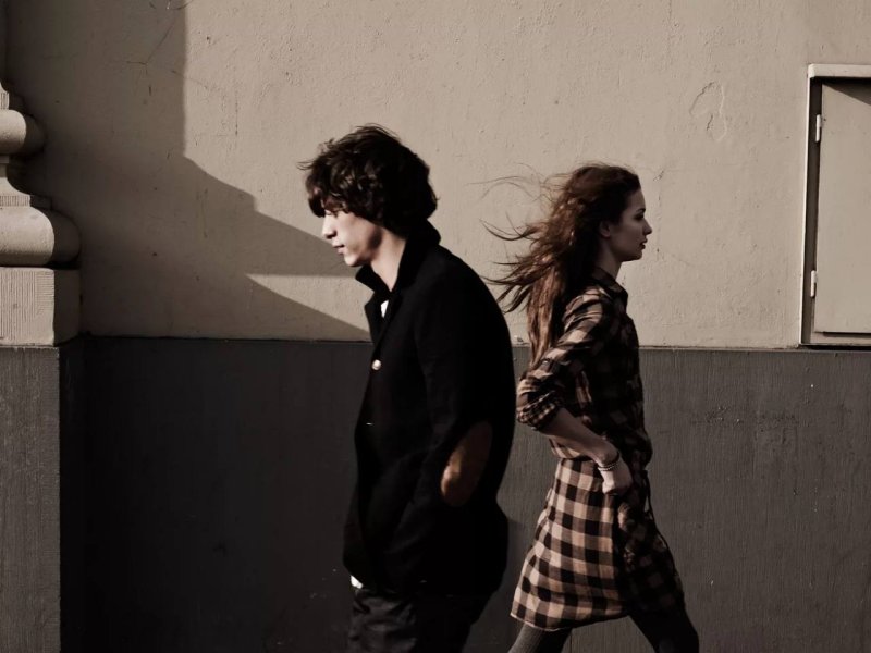 Люди проходят мимо друг друга