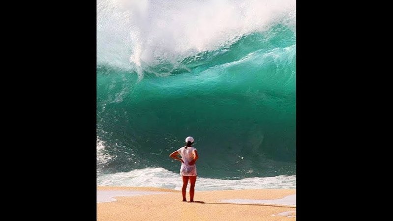 Человек перед волной ЦУНАМИ