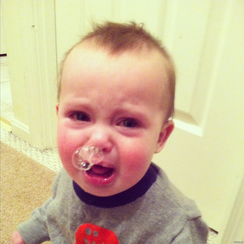 Плачущий ребенок с соплями