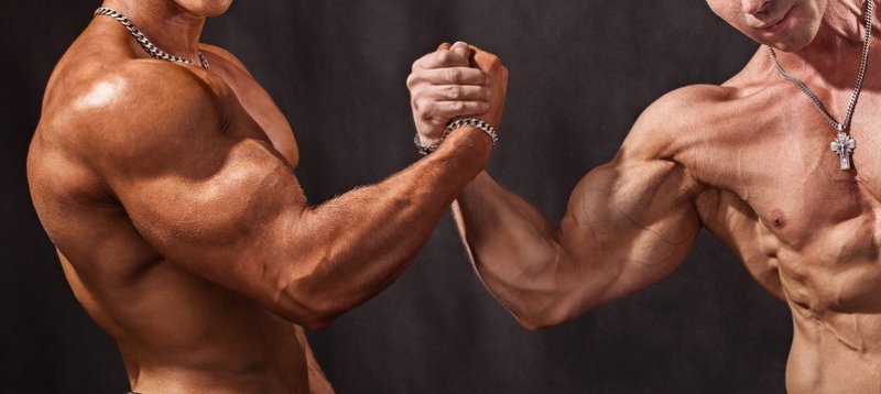 Две мускулистые руки