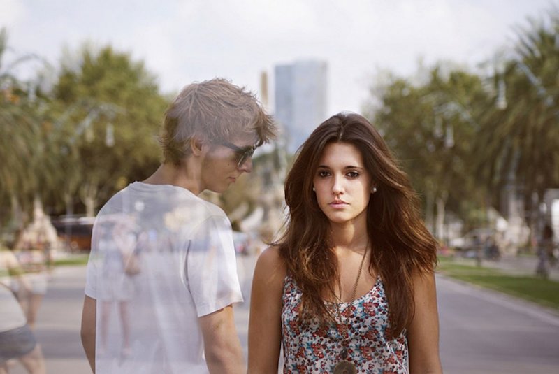 Девушка проходит мимо