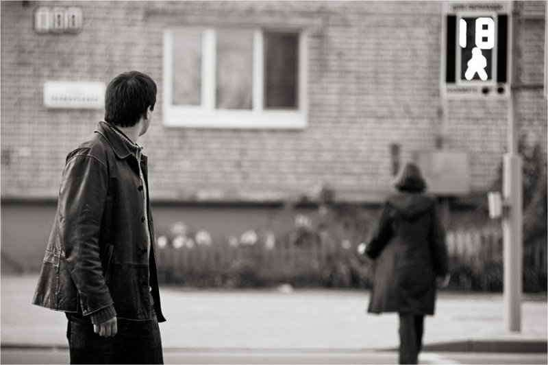 Мужчина оборачивается