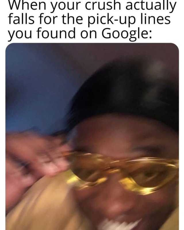 Негр в очках улыбается