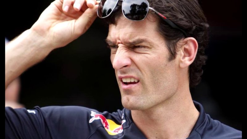 Человек щурится от солнца