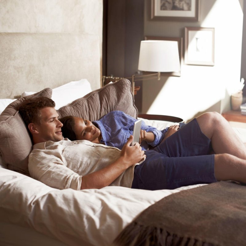 Парень с девушкой на диване