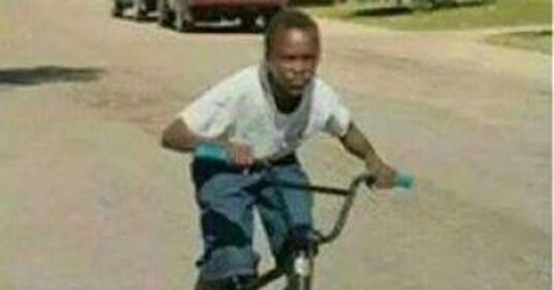 Негр на велосипеде