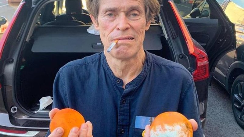 Уиллем Дефо с апельсинами