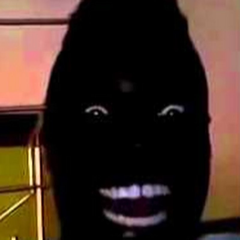 Черный чел с белыми зубами