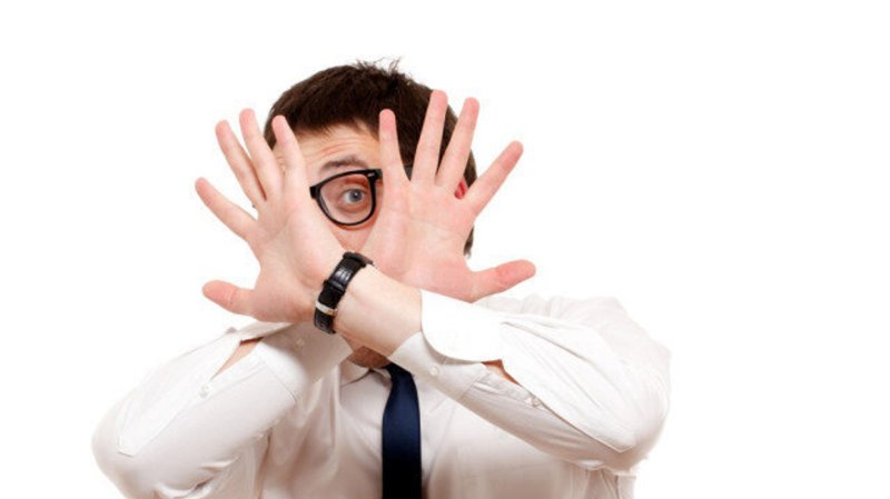 Человек закрывается