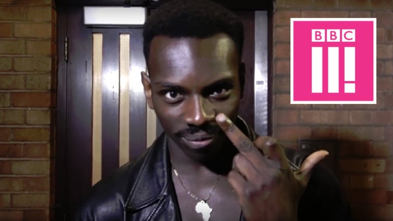 Негр показывает лайк