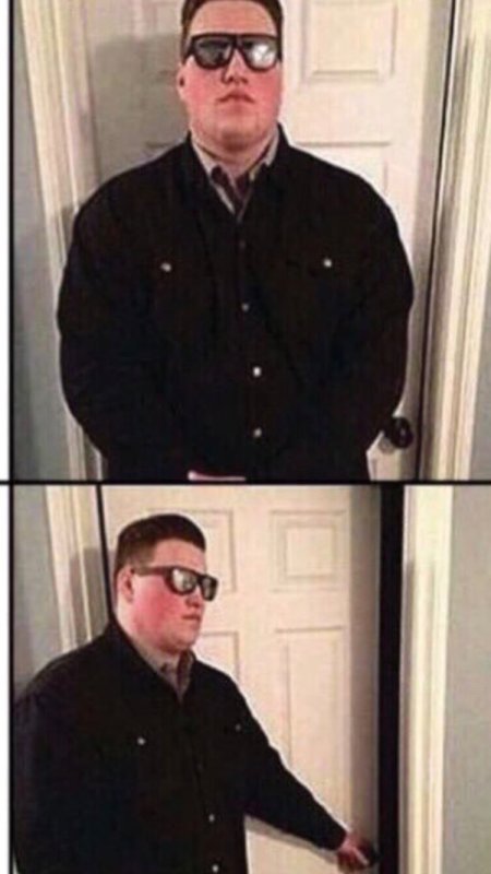 Мужик стоит у двери