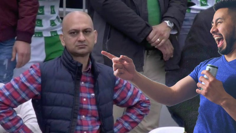 Мем лысый чел на стадионе