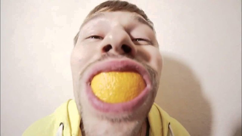 Человек с мандарином во рту