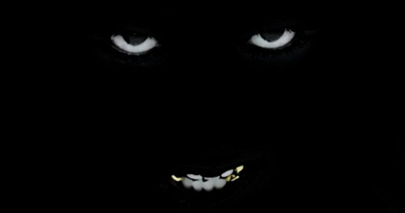 Чёрная улыбка в темноте