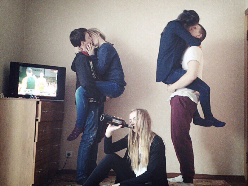 Девушка среди парней