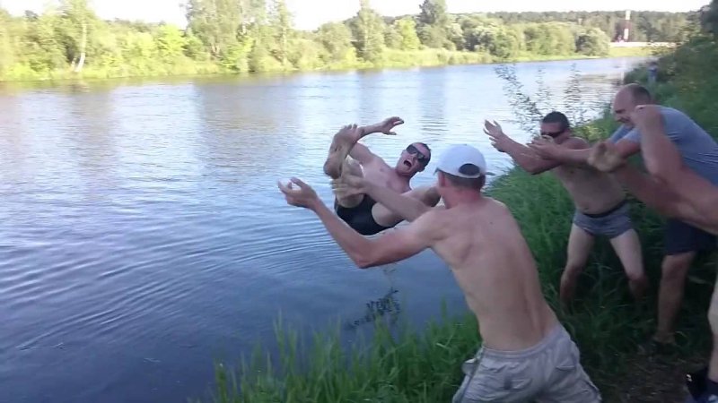 Мужики на озере