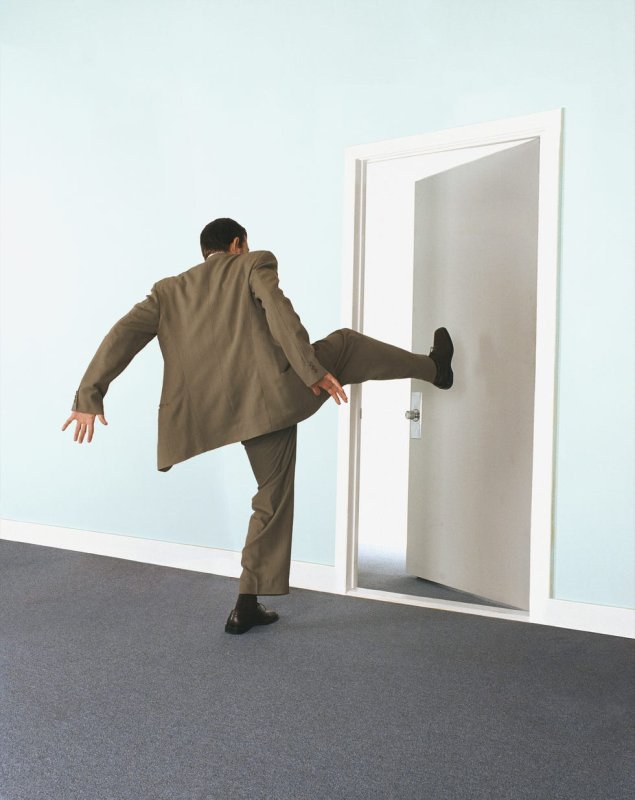 Дверь с ноги