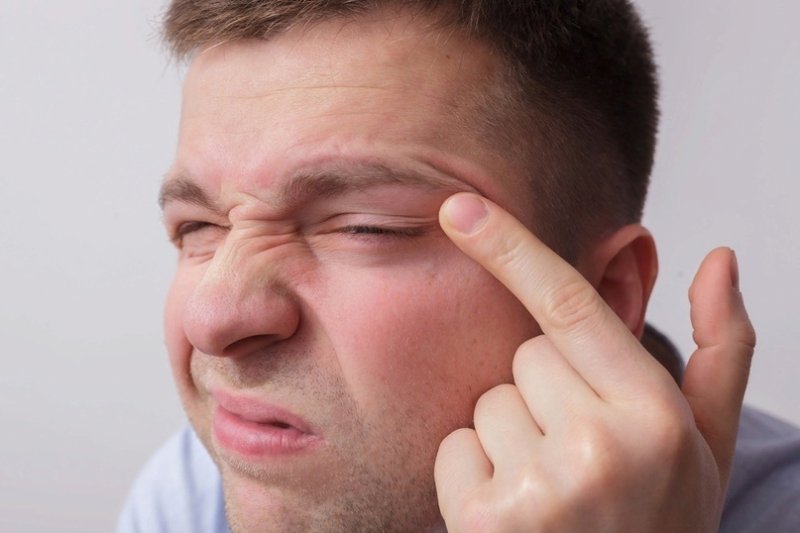 Человек щурит глаза