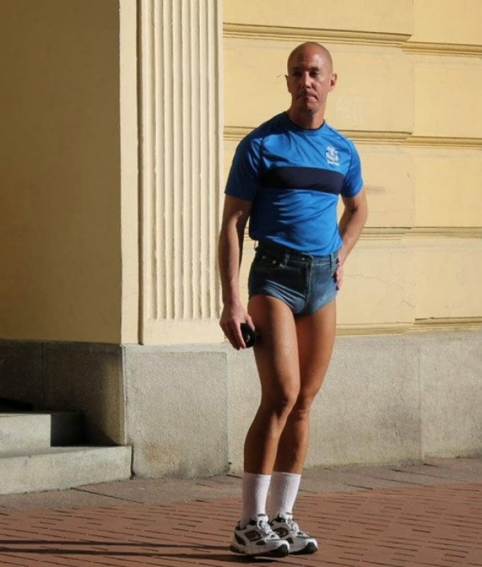 Мужчины в коротких джинсовых шортах