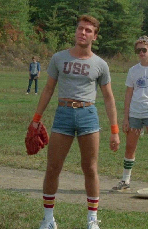 Парни в коротких шорта