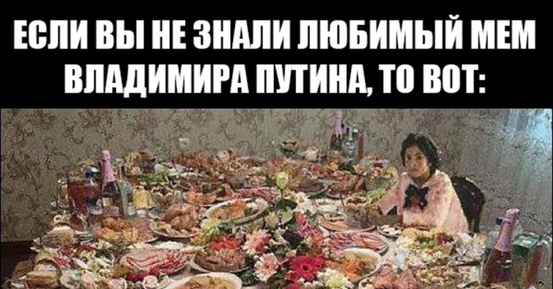 Девочка с персиками за новогодним столом