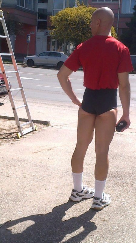 Мальчик в обтягивающих шортах