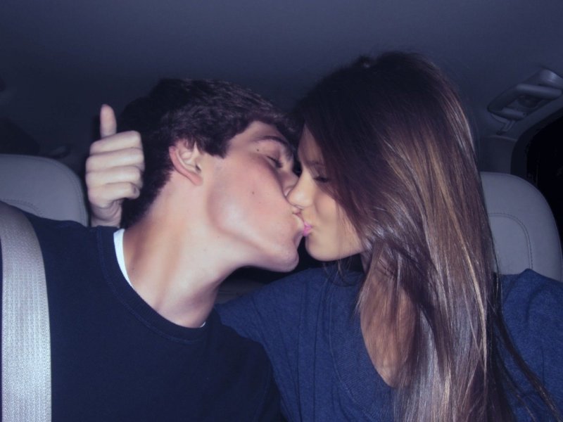 Красивая девушка с парнем