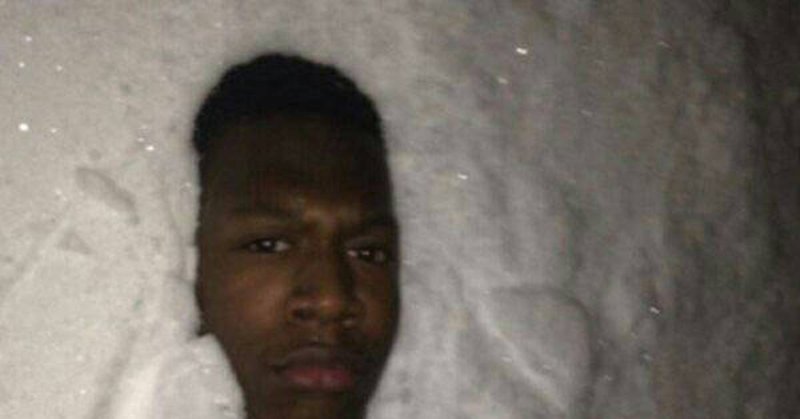 Негр в сугробе