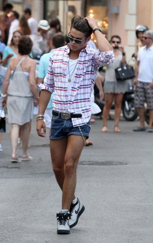 Мужчина в шортах