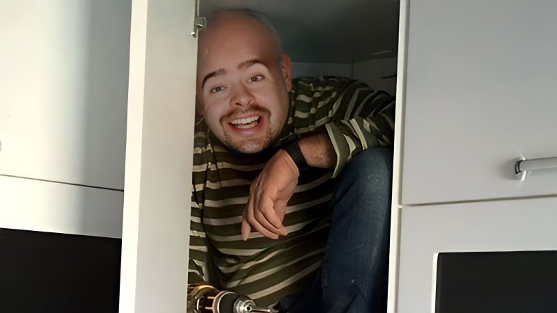 Мужчина прячется в шкафу