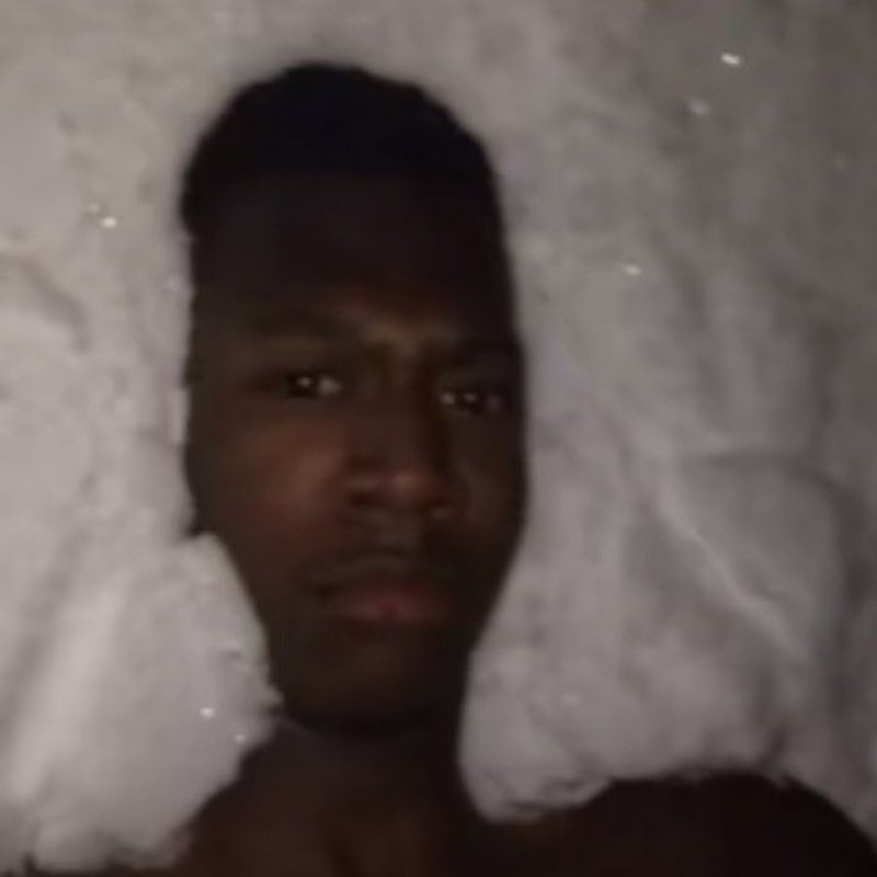 Негр в пене человек