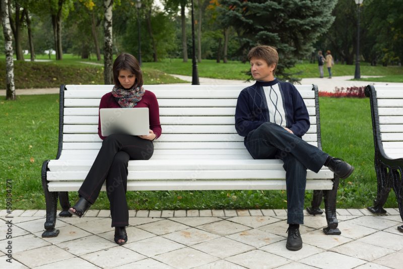 Люди на лавочке