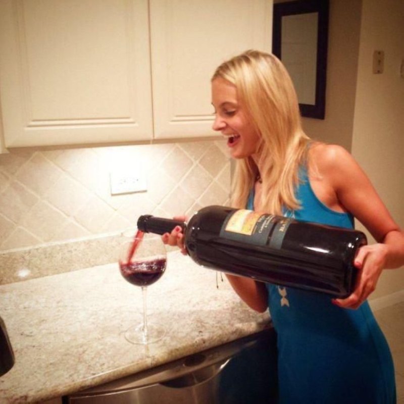 Девушка с большой бутылкой вина
