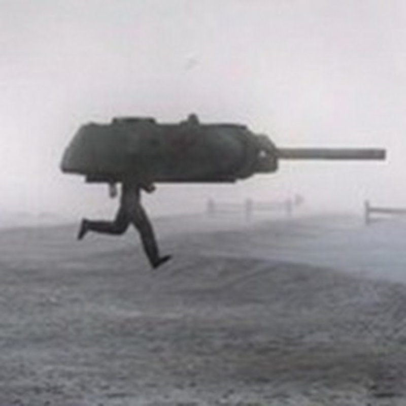 Человек с башней танка на голове