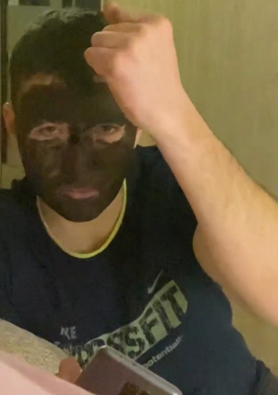 Парень в маске Мем