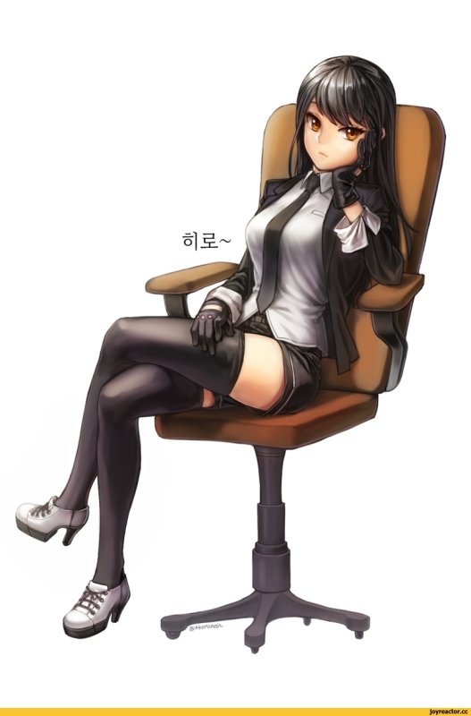 Аниме девушка сидит на стуле