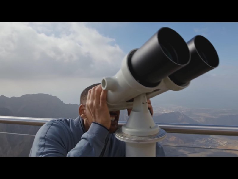 Мужик с биноклем за углом