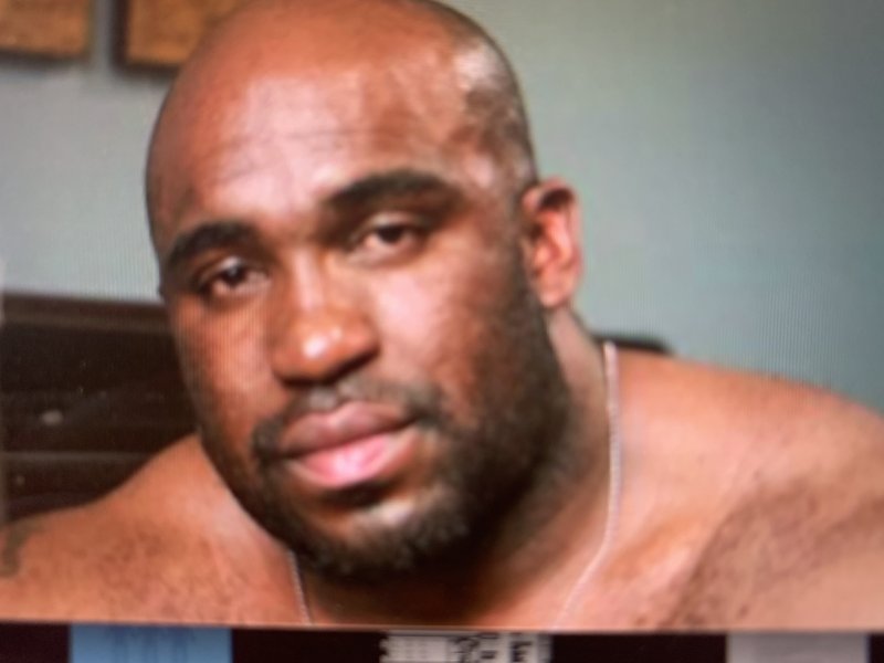 Негр лежит и говорит привет пупсик