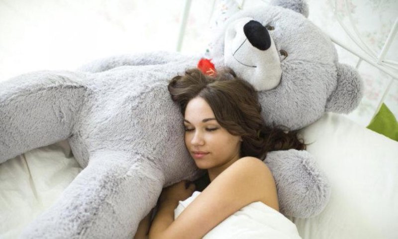 Плюшевый мишка спит