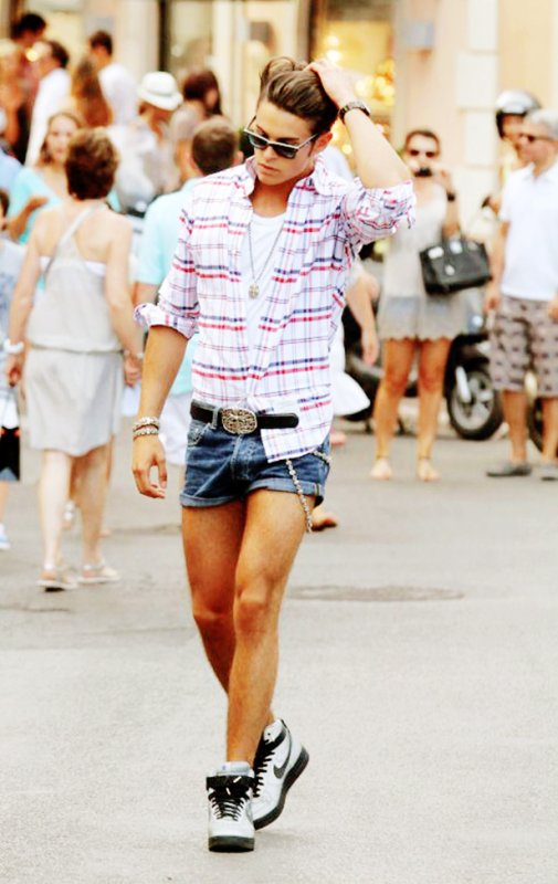 Парень в джинсовых шортах