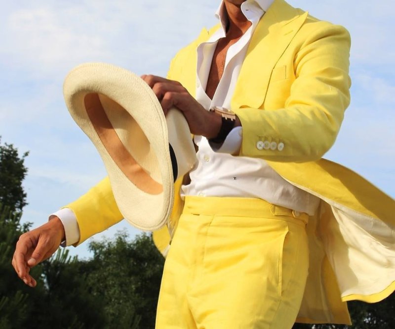 Мужчина в желтом костюме