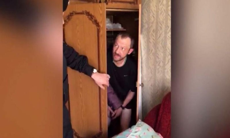 Мужчина прячется